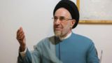 ویدئویی از کنار گذاشتن عصا توسط محمد خاتمی بحث‌برانگیز شد 